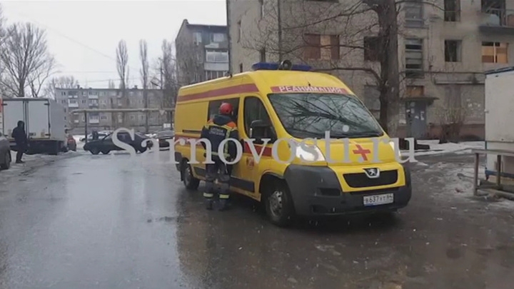 В Саратове сбитого пешехода зажало под колесами автомобиля
