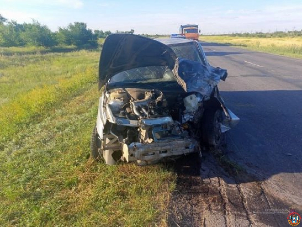Водитель легковушки пострадал в ДТП из-за отлетевшего у фуры колеса на трассе Волгоград - Сальск