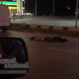 В Ростове у торгового центра насмерть сбили пешехода