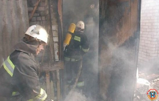 В Матвеево-Курганском районе ландшафтный пожар уничтожил два частных дома