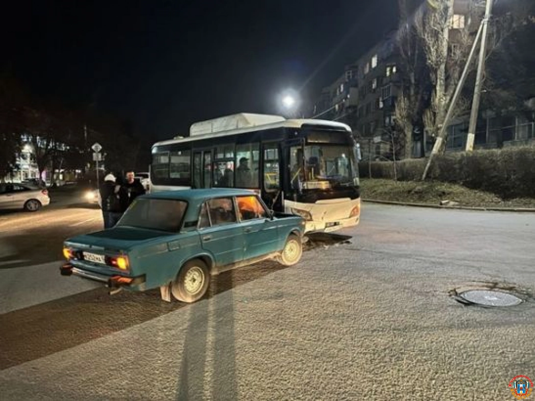 В Новочеркасске водитель ВАЗа врезался в автобус с пассажирами