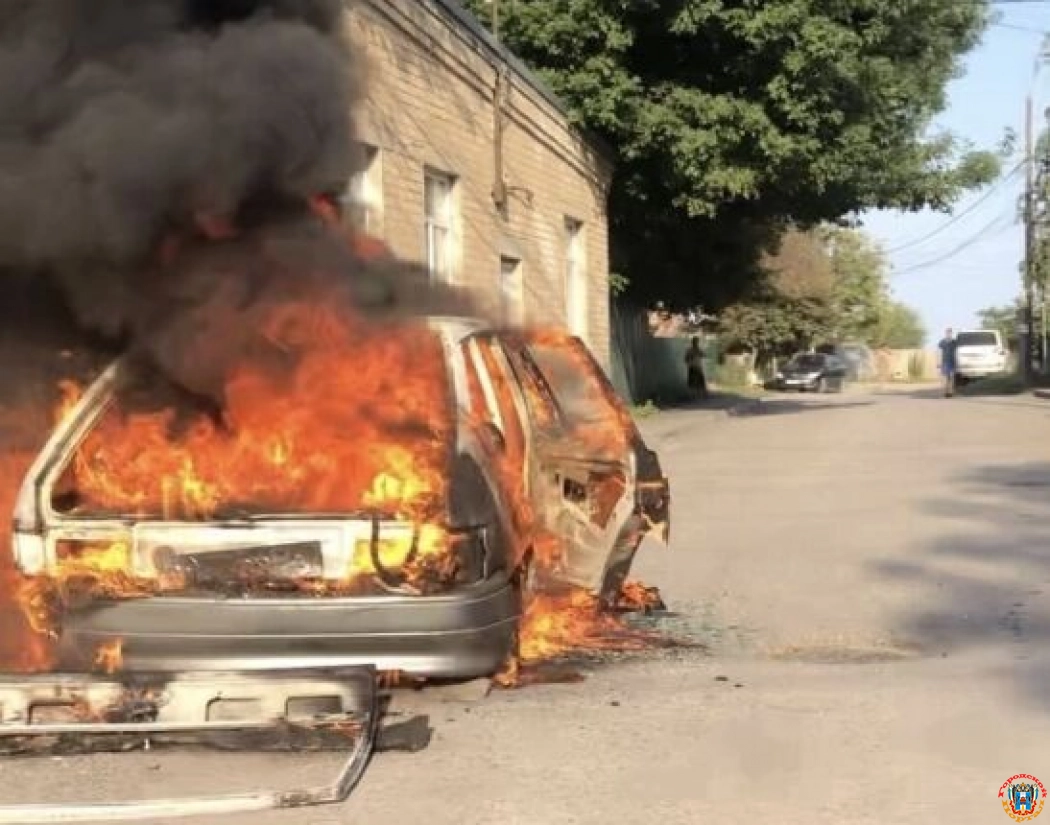 В Таганроге на ходу загорелась легковушка: есть пострадавший