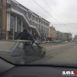 В центре Ростова молодой человек "оседлал" автомобиль