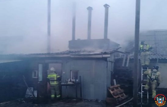 В Аксайском районе два сотрудника завода пострадали во время пожара на предприятии
