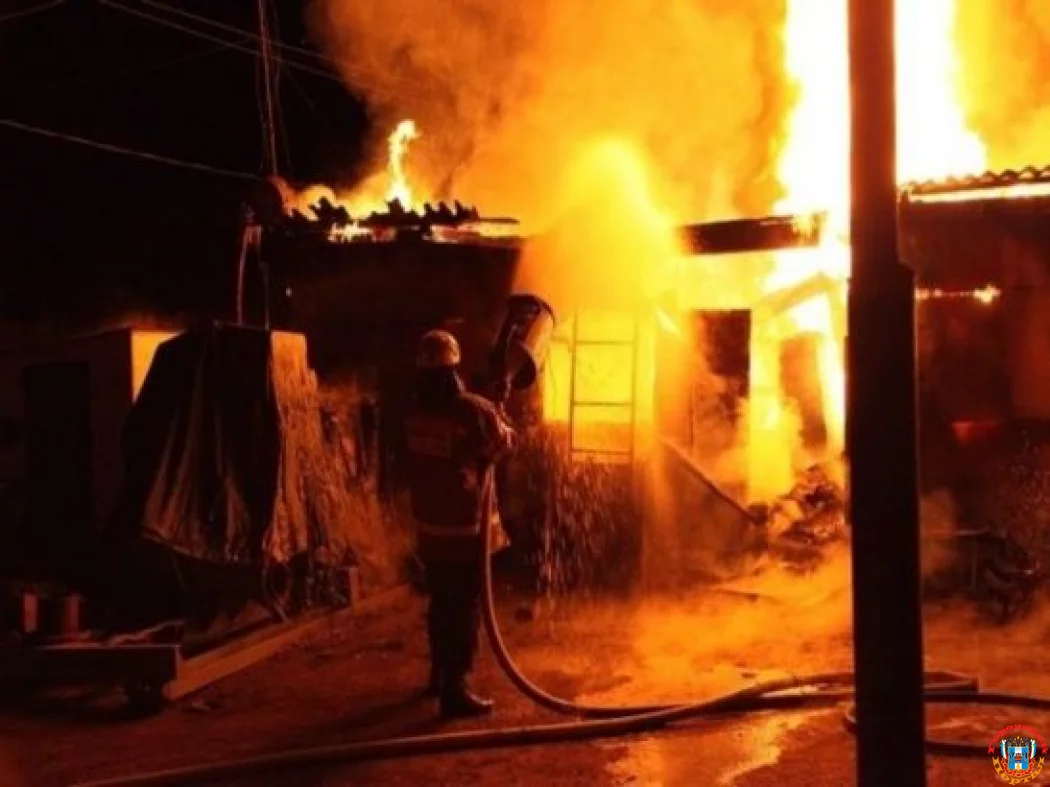 В Ростовской области при пожаре в доме пострадала 63-летняя женщина