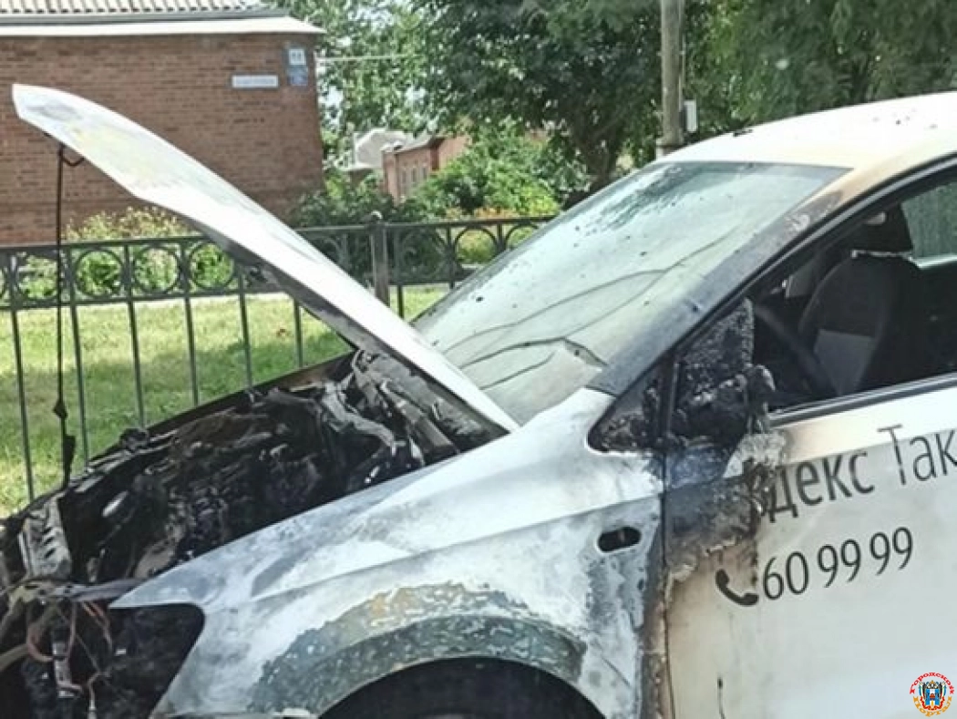 В Таганроге на ходу загорелся автомобиль такси