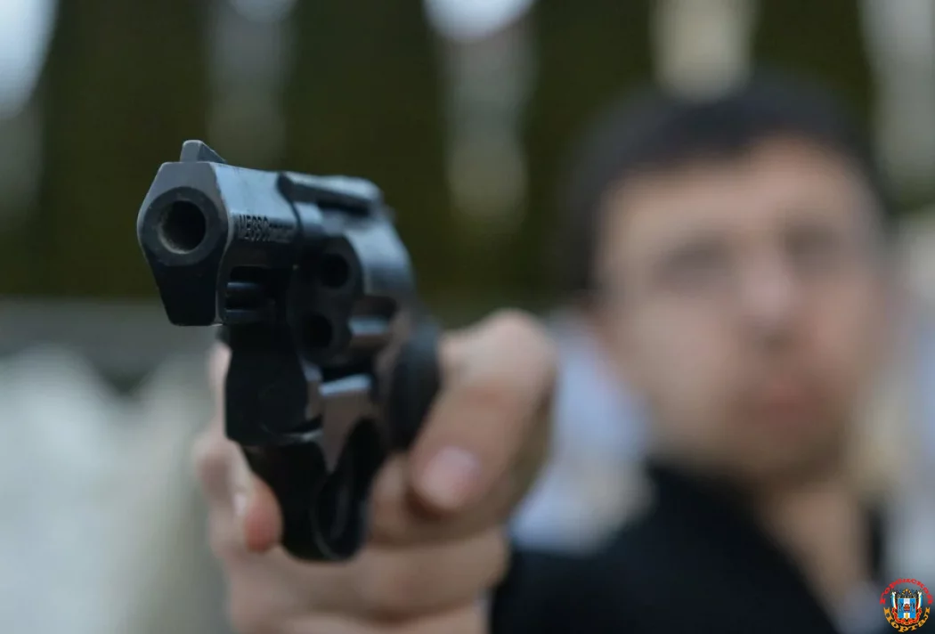 Из пистолета расстреляли «Мерседес» в центре Ростова