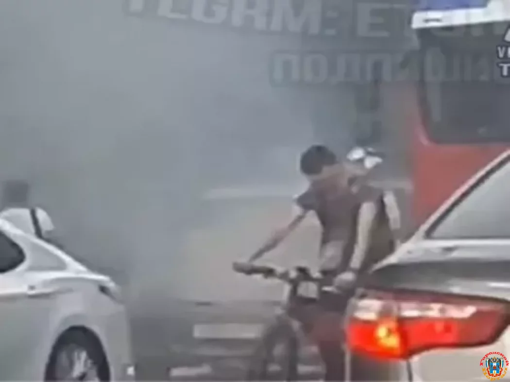 Припаркованный автомобиль сгорел в центре Ростова