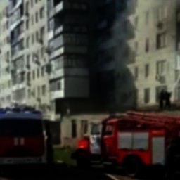 В Новочеркасске более 50 пожарных тушат горящий жилой дом