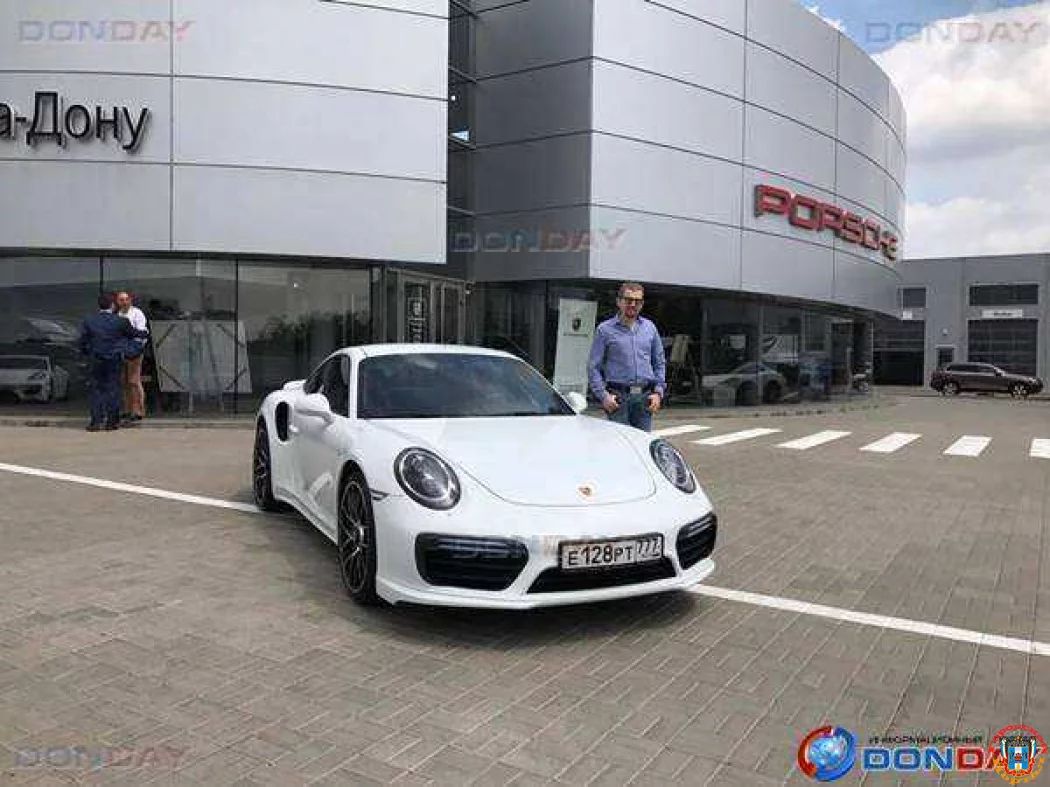 Владельцу разбитого спорткара за 13 млн рублей привезли белый «Порше»