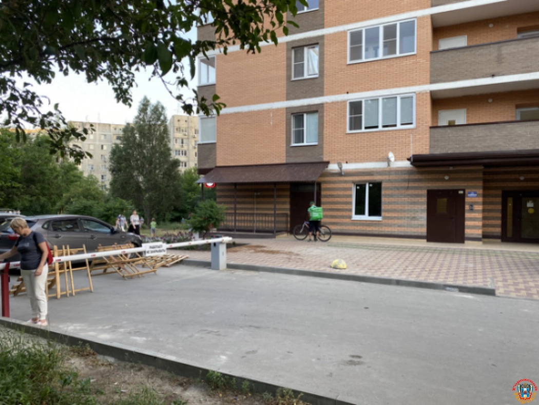 Жителям дома на Комарова в Ростове въезд во двор перекрыли бетонными блоками