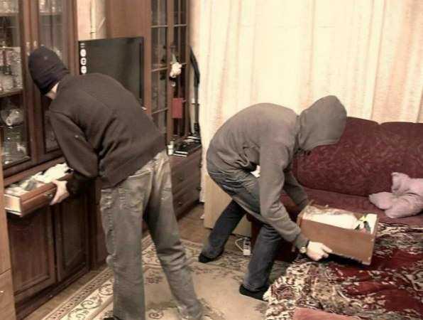 Хранящего доллары «под кроватью» жителя Ростовской области обворовал опытный рецидивист с сообщником