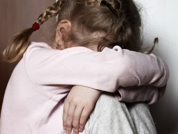 Друг семьи изнасиловал маленькую девочку, пока ее мать отдыхала в соседей комнате под Ростовом