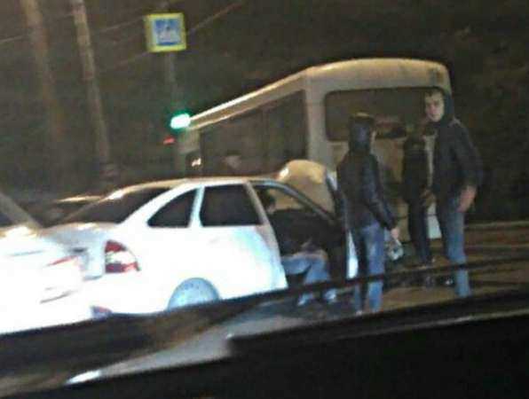 Пассажиры маршрутки попадали со своих мест после скоростного тарана легковушкой в Ростове