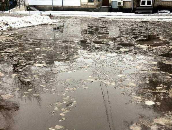 Глубочайшая лужа во дворе ЦГБ не пустила больных и хромых ростовчан в отделение травматологии Глубочайшая лужа во дворе ЦГБ не пустила больных и хромых ростовчан в отделение травматологии