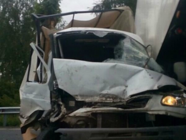Торопливый водитель «хлебовозки» разбился о КамАЗ на трассе под Ростовом