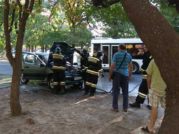 Легковушка Chevrolet вспыхнула на ходу в Ростове
