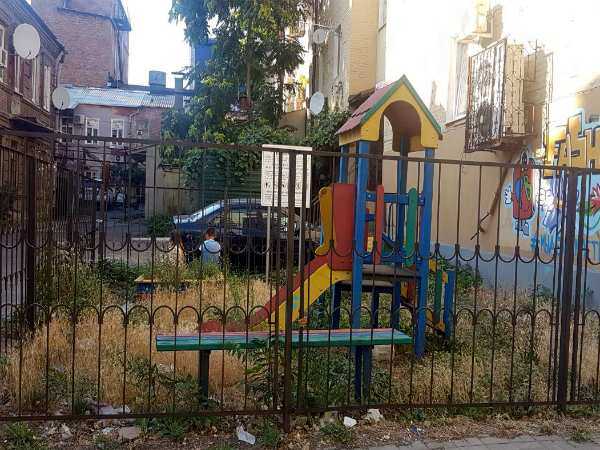 Окруженная железным забором суровая детская площадка в центре города поразила ростовчан