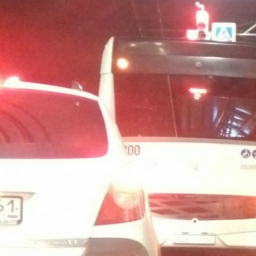 Сломавшийся посреди дороги новенький автобус собрал огромную пробку в центре Ростова