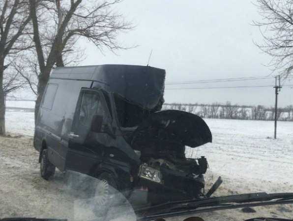 Три человека получили травмы после жуткого столкновения микроавтобуса с деревом на трассе под Ростовом Три человека получили травмы после жуткого столкновения микроавтобуса с деревом на трассе под Ростовом