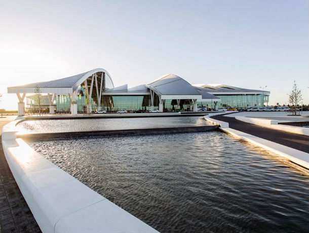Прекрасным оазисом с фонтаном и зелеными платанами стал аэропорт «Платов» в Ростове