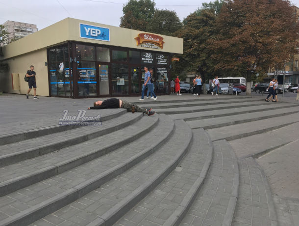 Спокойно спящий на ступеньках мужчина рассмешил жителей Ростова