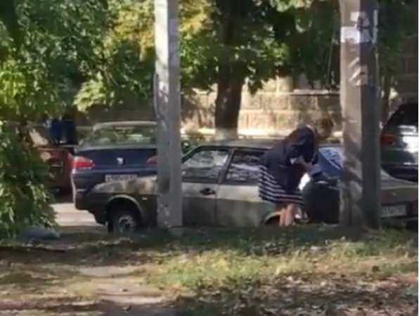 Издевающуюся над машиной странную женщину снял на видео обеспокоенный ее поведением ростовчанин Издевающуюся над машиной странную женщину снял на видео обеспокоенный ее поведением ростовчанин