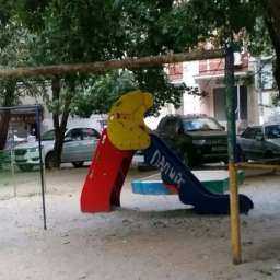 Возмущенному ростовчанину посоветовали самому ремонтировать детскую площадку