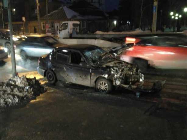 Пострадавшую в жуткой аварии женщину в Ростове пришлось извлекать из машины донским спасателям