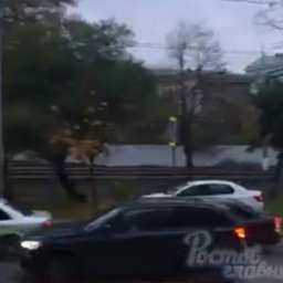 Плевать хотел на ПДД самоуверенный и борзый водитель гоняя по Ростову