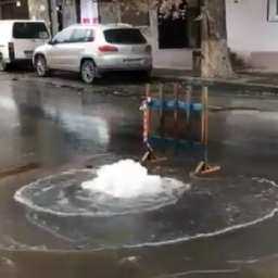 Коммунальный фонтан, забивший из канализационного люка, оставил без воды жителей в центре Ростова