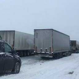 Буксующие на льду фуры полностью заблокировали трассу в Ростовской области