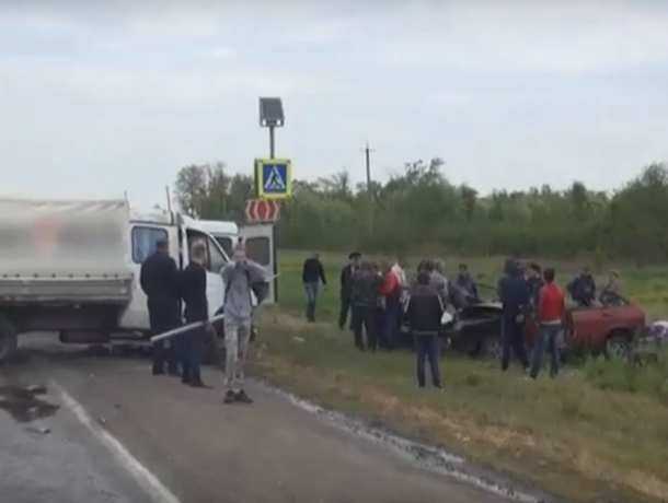 Жизни двух 17-летних подростков оборвались в жутком лобовом ДТП на трассе под Ростовом