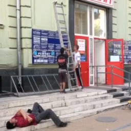 Безмятежно спящий на работе начальник вызвал жгучую зависть прохожих в центре Ростова