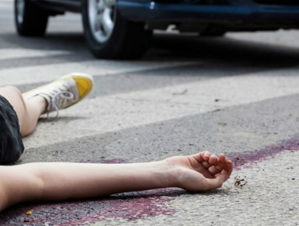 Переходившую дорогу по «зебре» школьницу сбил автомобиль в Ростовской области