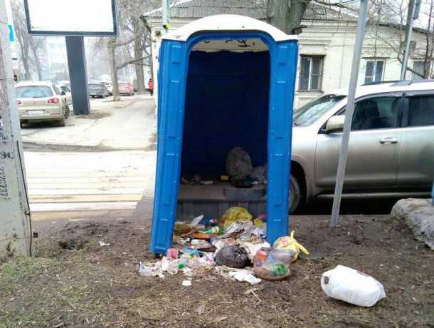 Заваленный человеческими отходами общественный туалет в центре Ростова шокировал горожан