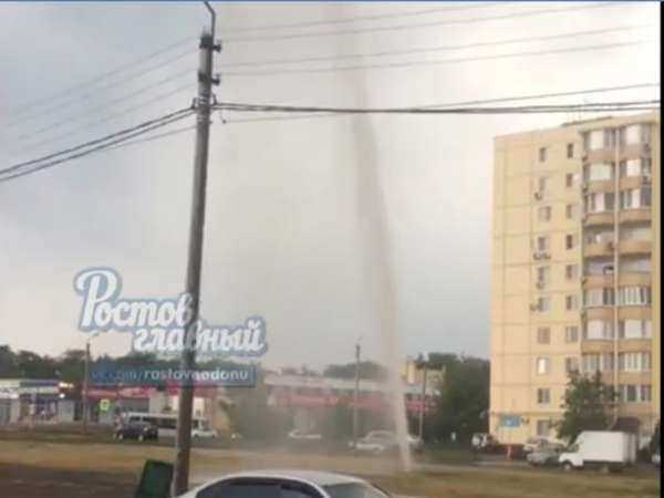 Очевидцев ошарашил фонтан высотой с семиэтажный дом посреди улицы в Ростове
