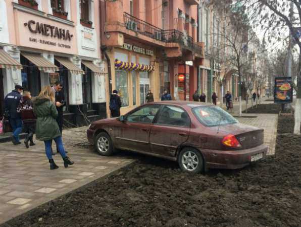 Тройное ДТП устроила вылетевшая на красный свет автоледи на Садовой в Ростове