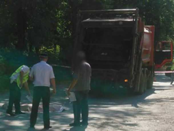 Перебегавшая дорогу женщина погибла под колесами мусоровоза под Ростовом