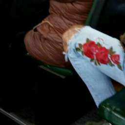 Примерившего джинсы своей девушки парня сфотографировали в ростовском автобусе