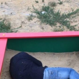 Ушатавшийся песочными куличиками парень на детской площадке рассмешил жителей Ростова