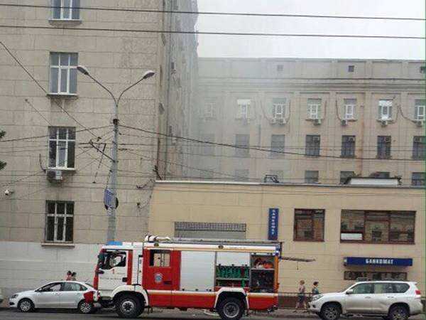 На территории часового завода в Ростове загорелся мусор