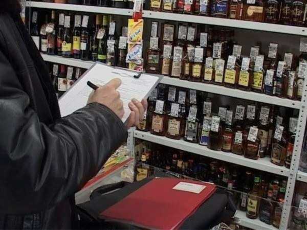 Беспрепятственно продавали суррогатный алкоголь в популярном гипермаркете в Ростовской области