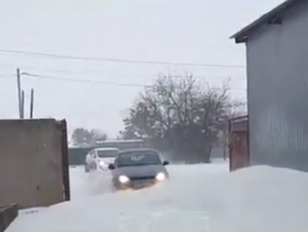 Прорывающиеся с боем сквозь огромные снежные сугробы легковушки в Ростове попали на видео